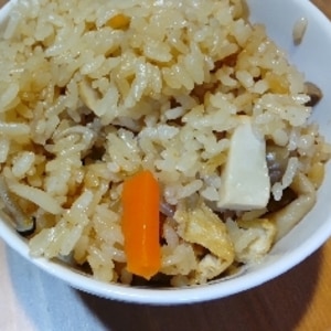 白だしで簡単！油揚げとしめじの炊き込みご飯